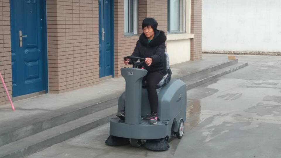 工厂使用驾驶式扫地机能省多少钱？