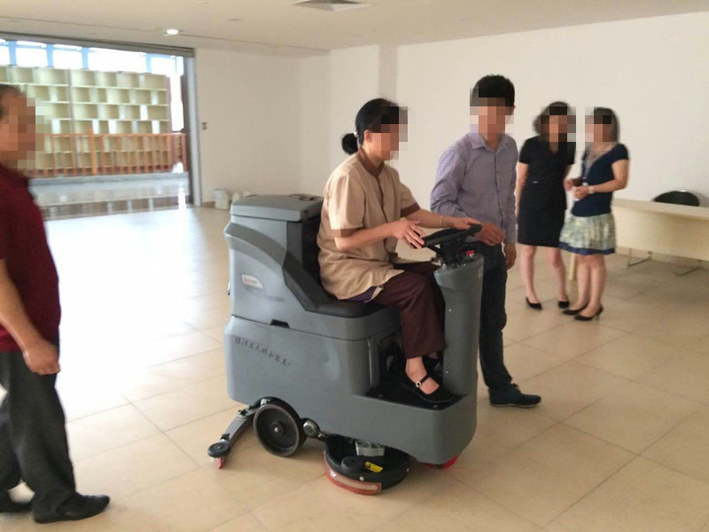 驾驶式洗地机，安全性高，效率高，噪音低，寿命长