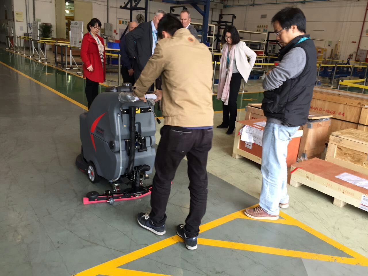 意昂3分享：大型工厂企业如何选择擦地机地面清洁设备