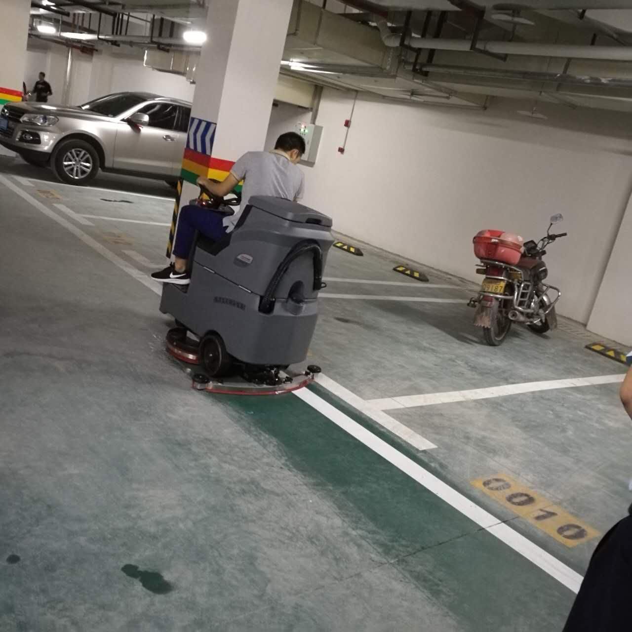 意昂3洗地机不仅改变地面的清洁也净化了我们的生活环境