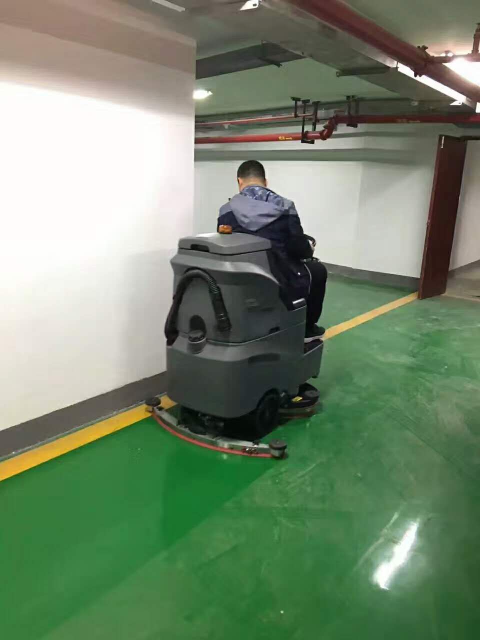 生产车间如何选择驾驶式洗地机厂家？到底谁家更值得信赖