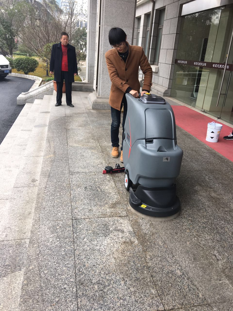 全自动洗地机能解决企业什么问题？