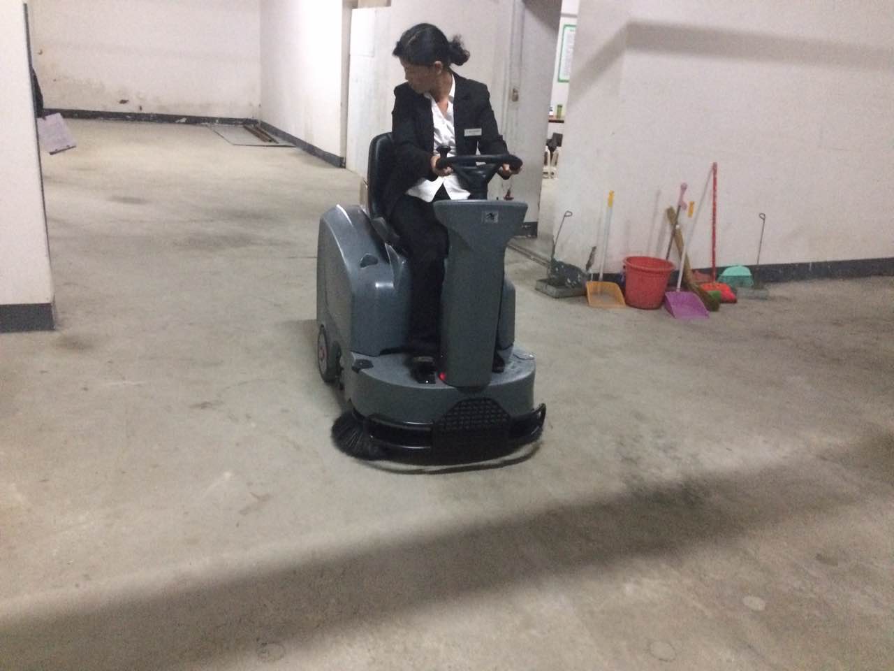 工厂使用驾驶式扫地机真的省钱吗？