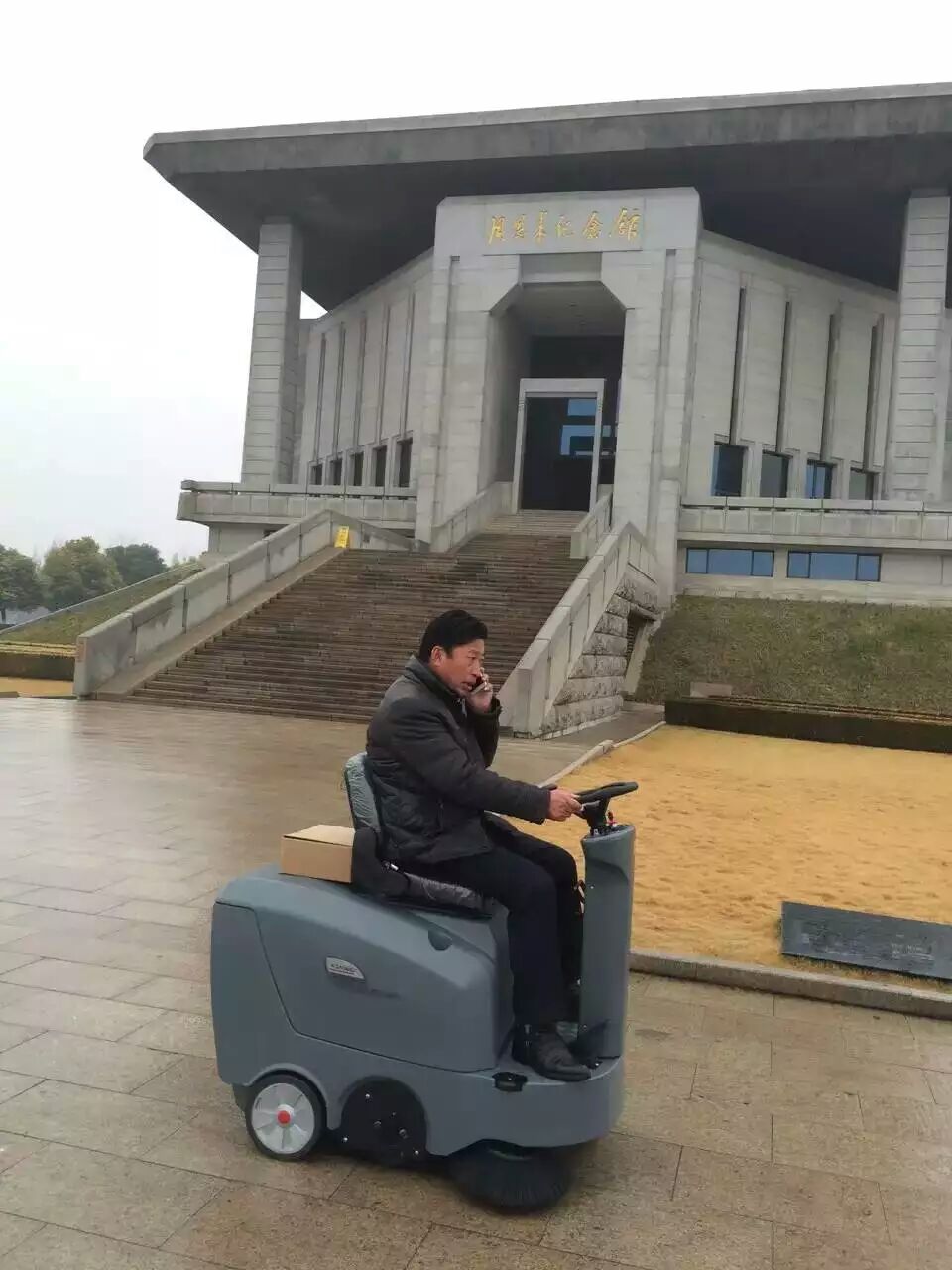 驾驶式扫地机在工业市场的应用